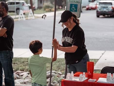 NNO 2023_Jackie High Five A safe center member and a kid high-fiving