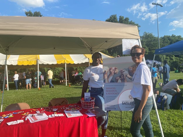 Jatnna and Danielle at a booth